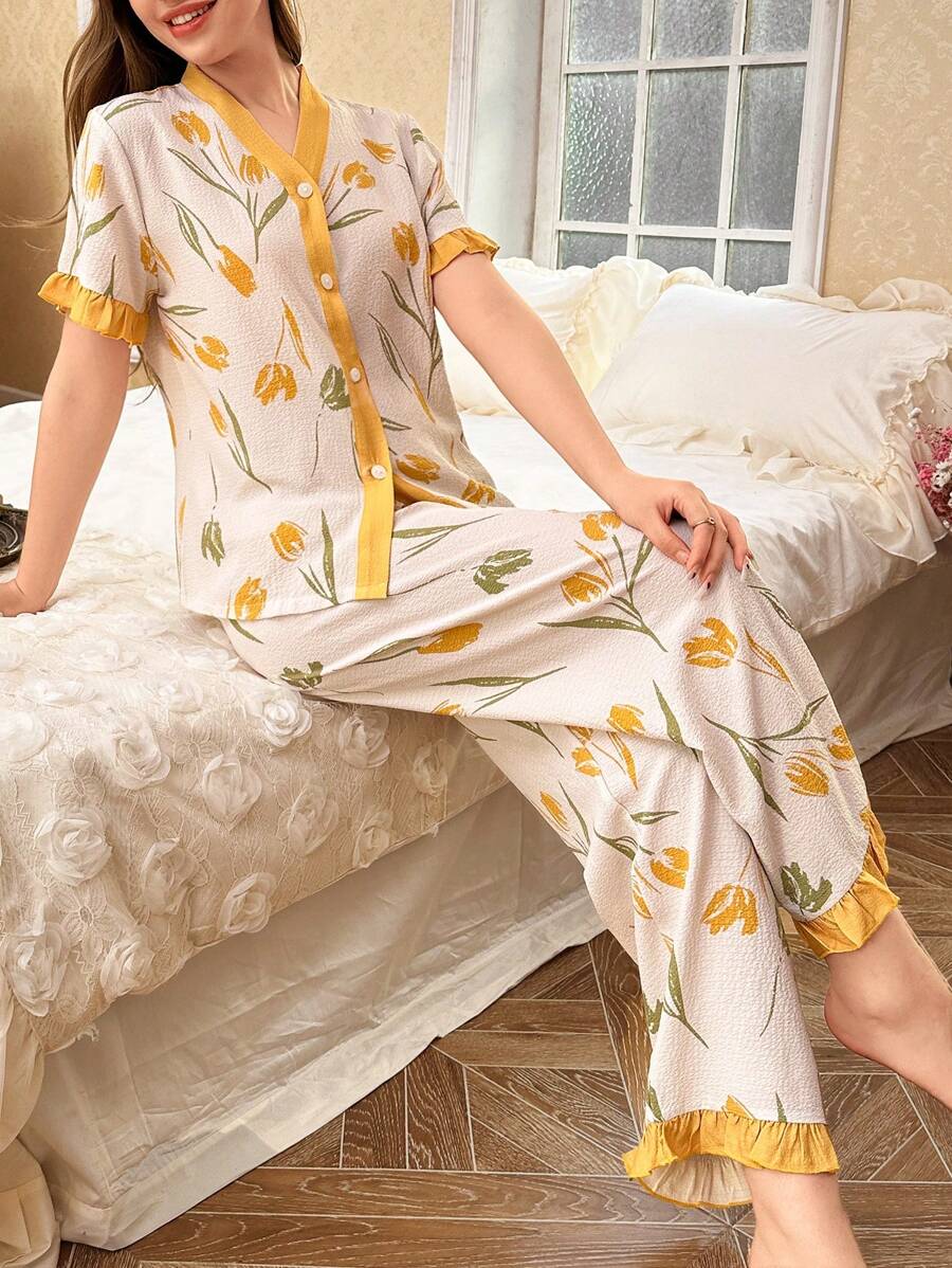 بيجامة نسائية بتصميم بطبعات زهور