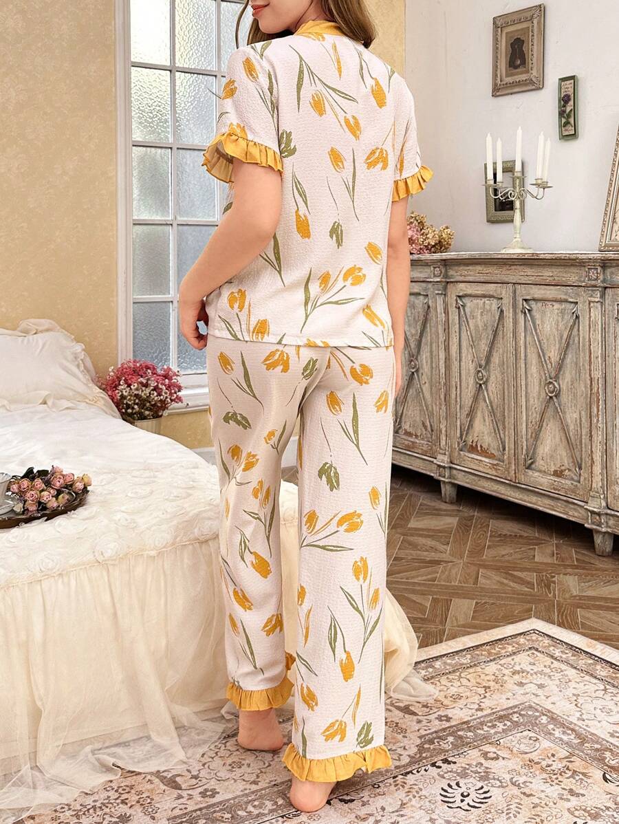 بيجامة نسائية بتصميم بطبعات زهور