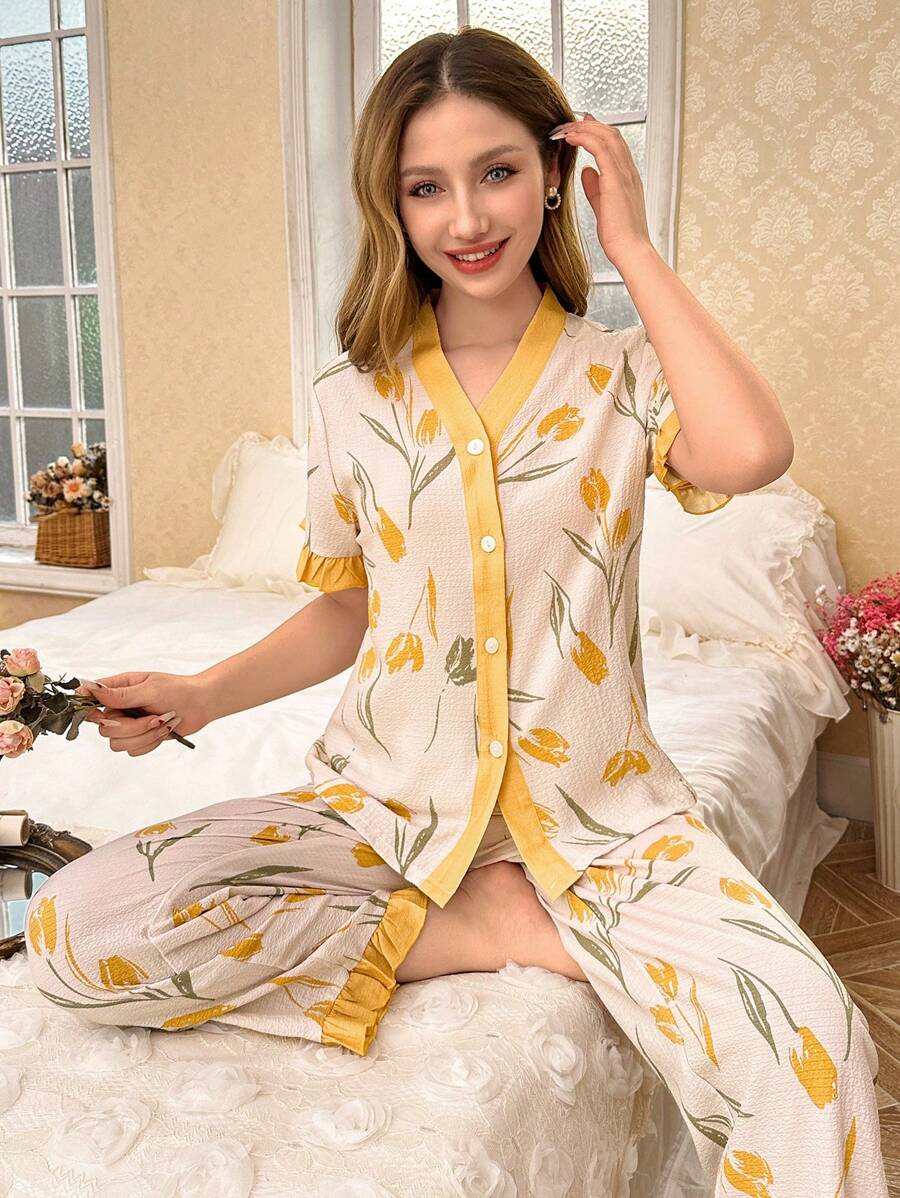 بيجامة نسائية بتصميم بطبعات زهور