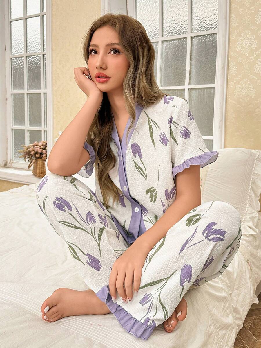 بيجامة نسائية بتصميم بطبعات زهور